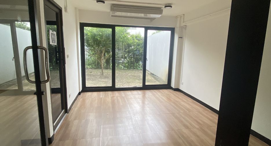 For rent 6 bedrooms retail Space in Phra Khanong, Bangkok