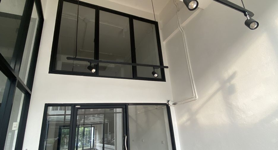 For rent 6 bedrooms retail Space in Phra Khanong, Bangkok