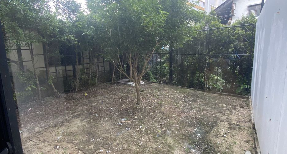 For rent 6 bedrooms retail Space in Phra Khanong, Bangkok
