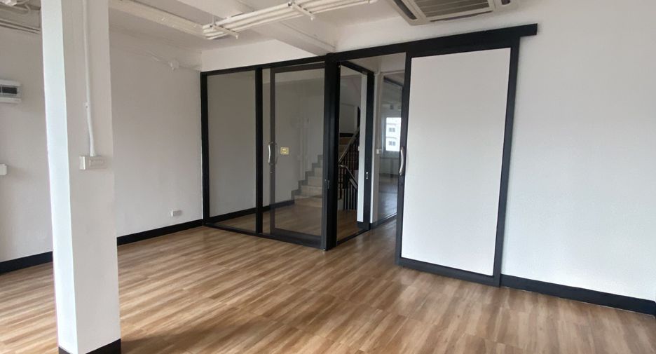 For rent 6 bedrooms retail Space in Phra Khanong, Bangkok