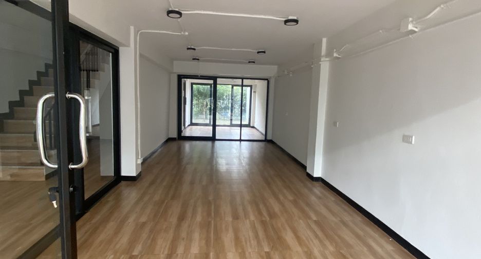 For rent 6 bedrooms retail Space in Phra Khanong, Bangkok