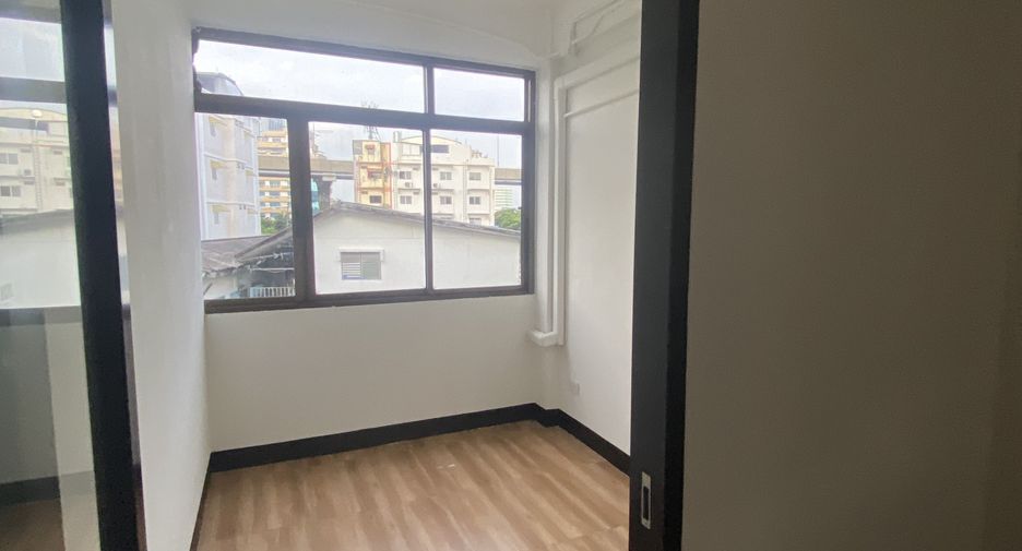For rent 6 bedrooms retail Space in Phra Khanong, Bangkok