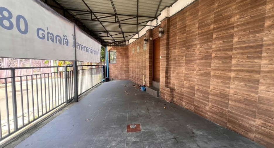 For rent 3 bedrooms retail Space in Rat Burana, Bangkok