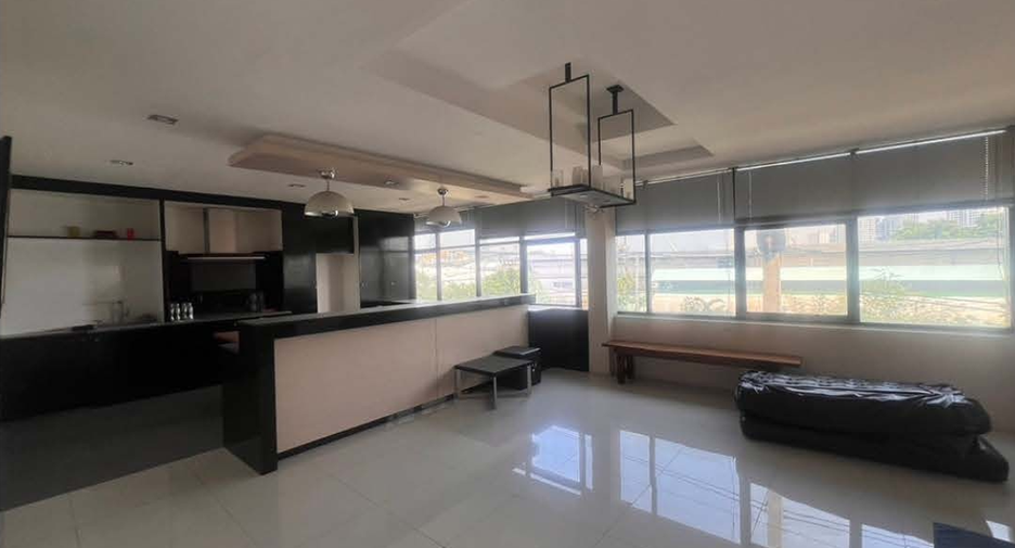 For rent 3 bedrooms retail Space in Rat Burana, Bangkok