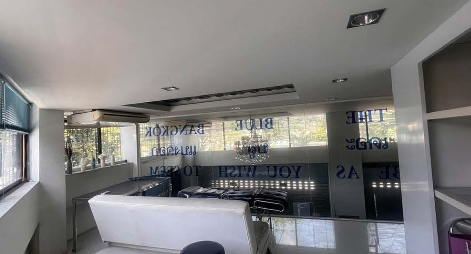 For rent 3 bedrooms retail Space in Rat Burana, Bangkok