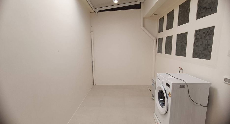 For rent 3 bedrooms townhouse in Watthana, Bangkok