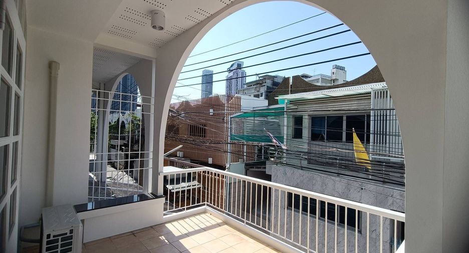 For rent 3 bedrooms townhouse in Watthana, Bangkok