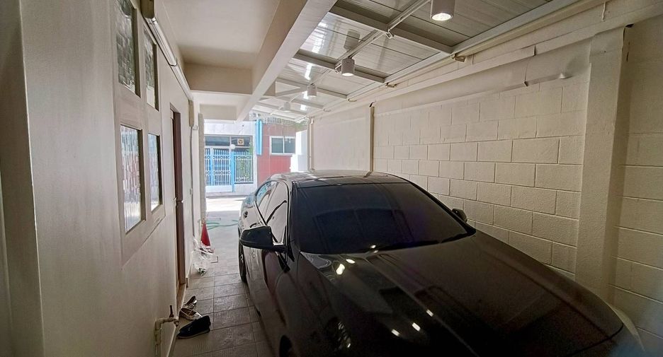 For rent 3 bedrooms townhouse in Watthana, Bangkok