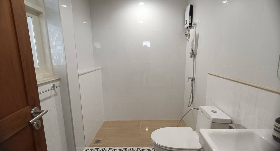 For rent 3 bedrooms townhouse in Watthana, Bangkok
