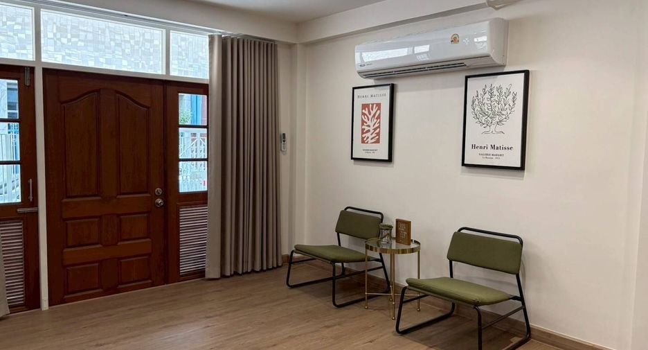 For rent 3 bedrooms townhouse in Watthana, Bangkok