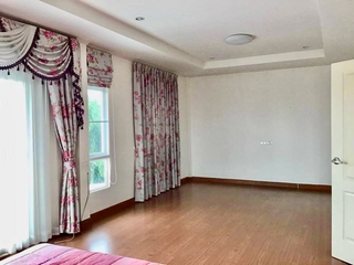 À louer 4 chambres maison à Bang Khen, Bangkok