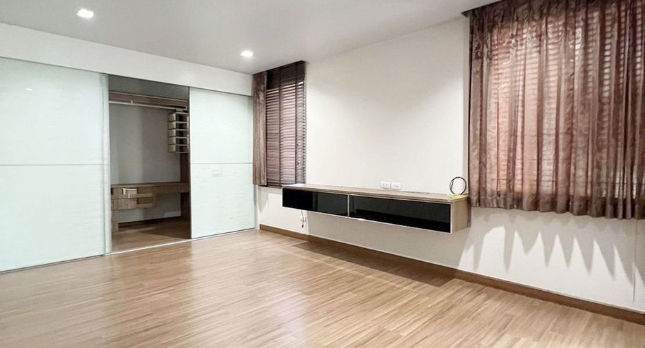 For sale 4 bedrooms house in Don Mueang, Bangkok