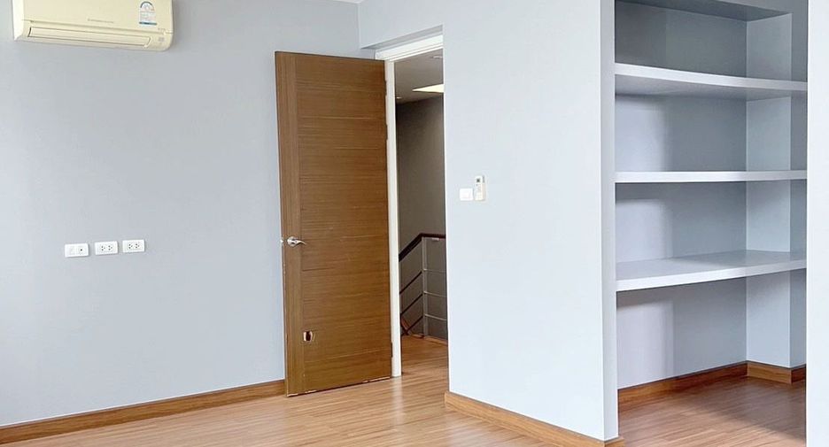 For sale 4 bedrooms house in Don Mueang, Bangkok