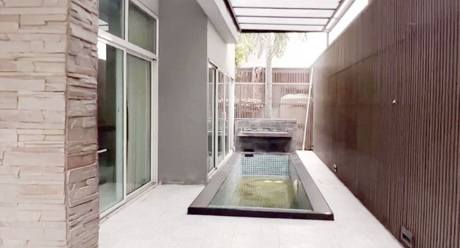 For sale 4 bedrooms house in Don Mueang, Bangkok
