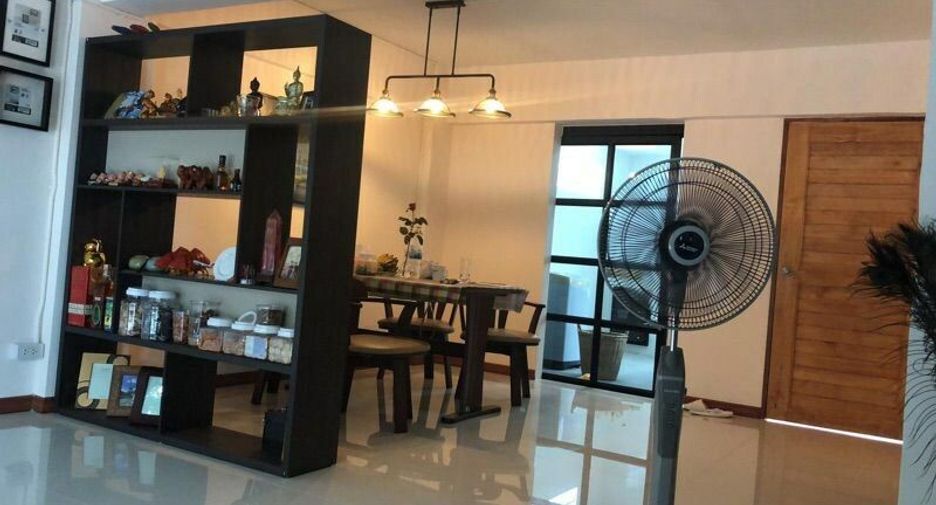 For sale 4 bedrooms townhouse in Bang Kapi, Bangkok