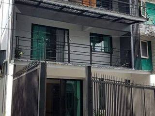 Casa adosada en venta de 4 habitaciones en Bang Kapi, Bangkok