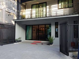 For sale 4 bedrooms townhouse in Bang Kapi, Bangkok