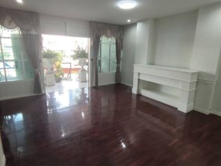Reihenhaus zur Miete mit 3 Zimmer in Watthana, Bangkok