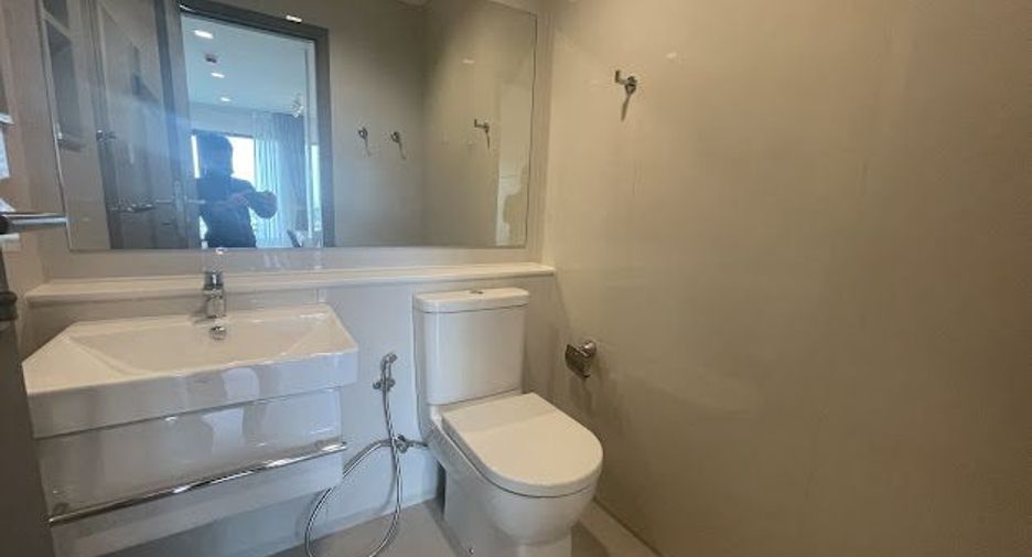 For rent 2 bedrooms condo in Huai Khwang, Bangkok