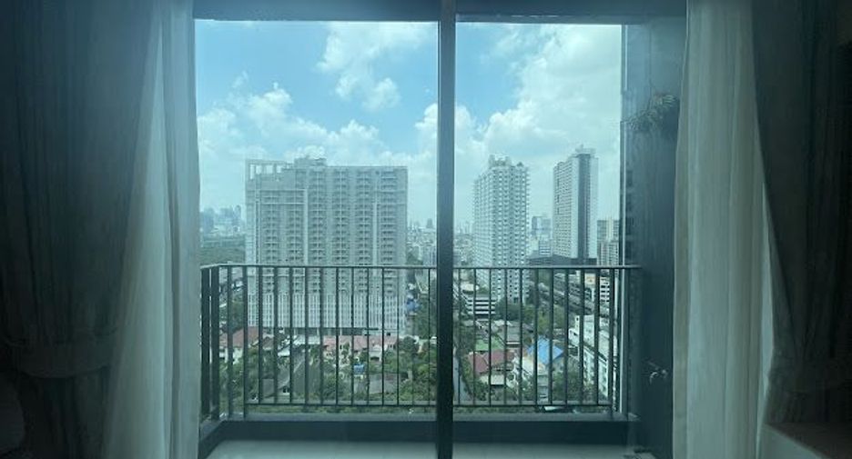For rent 2 bedrooms condo in Huai Khwang, Bangkok