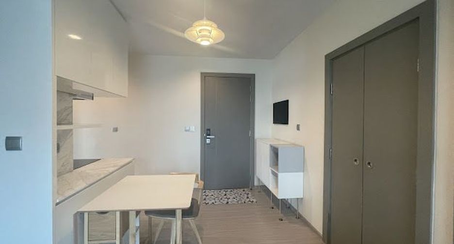 For rent 2 bedrooms condo in Huai Khwang, Bangkok
