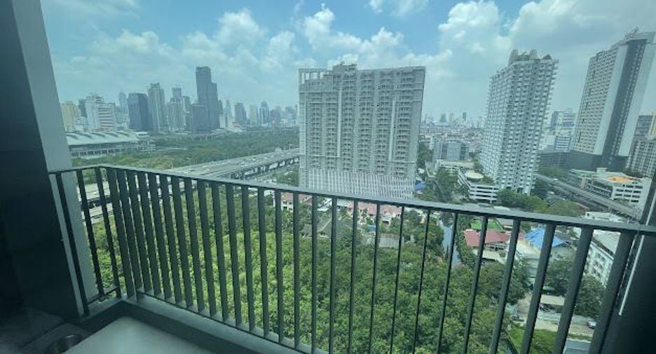 For rent 2 bedrooms condo in Huai Khwang, Bangkok