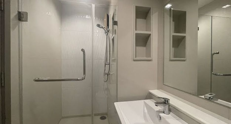 For rent 2 bedrooms condo in Huai Khwang, Bangkok