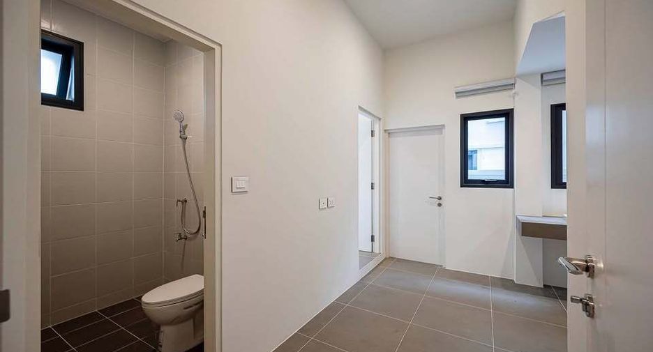 For rent 4 bedrooms house in Bang Kapi, Bangkok