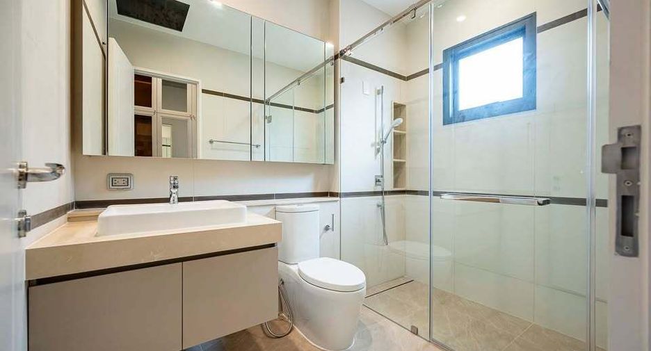 For rent 4 bedrooms house in Bang Kapi, Bangkok