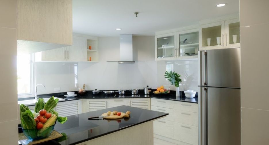 For rent 6 bedrooms condo in Sathon, Bangkok