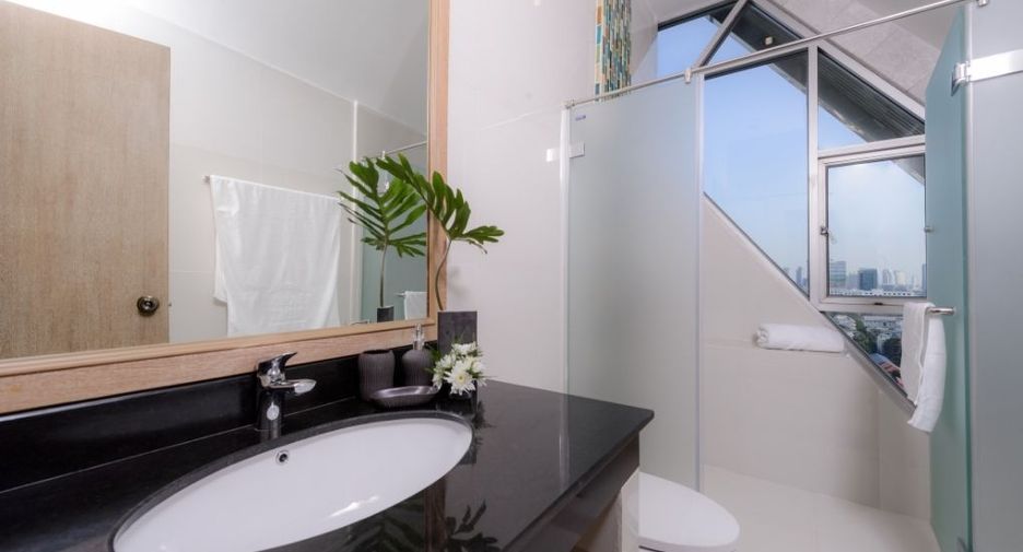 For rent 6 bedrooms condo in Sathon, Bangkok