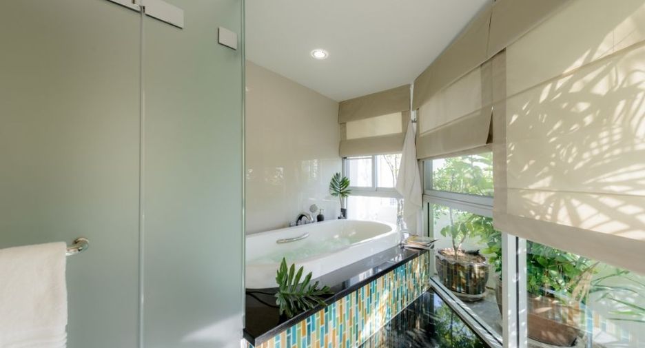For rent 6 bedrooms condo in Sathon, Bangkok