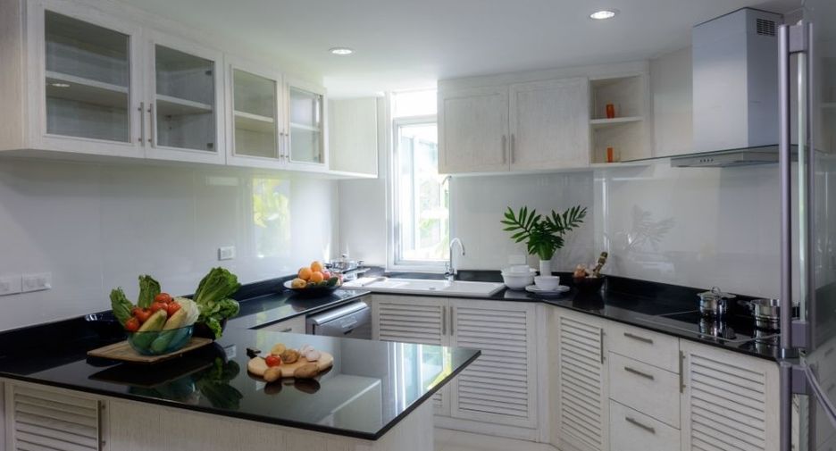 For rent 6 bedrooms condo in Sathon, Bangkok