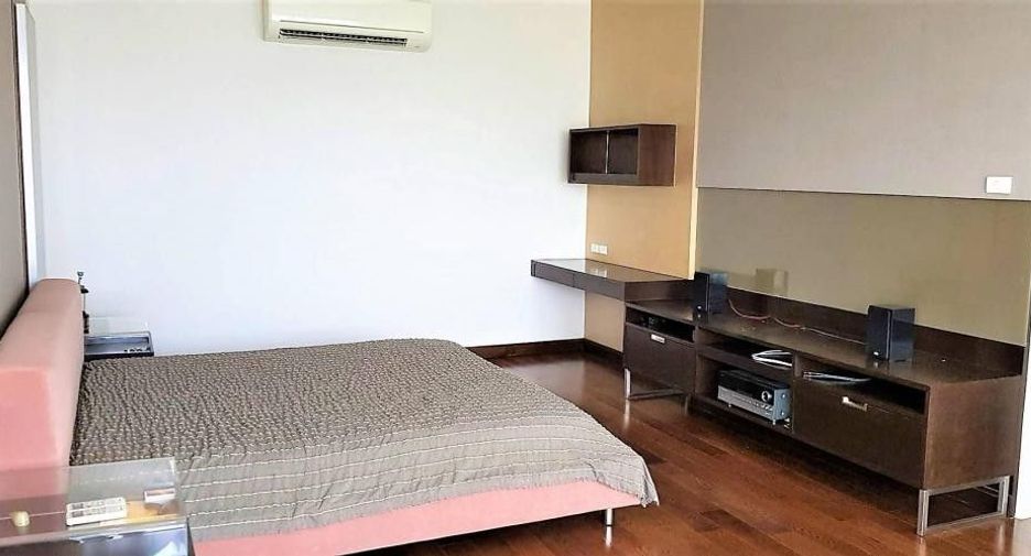 For rent 3 bedrooms house in Watthana, Bangkok