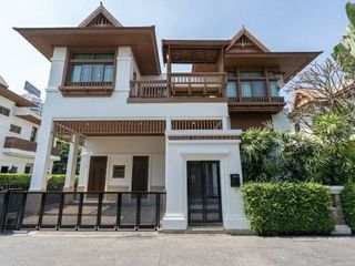 For rent 4 bedrooms house in Yan Nawa, Bangkok