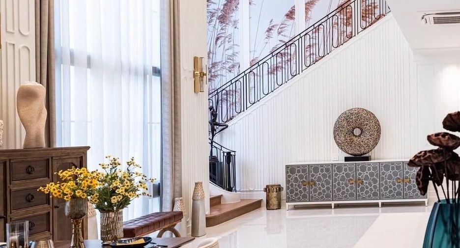 For rent 4 bedrooms townhouse in Bang Kapi, Bangkok