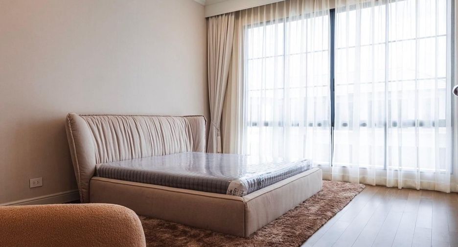 For rent 4 bedrooms townhouse in Bang Kapi, Bangkok