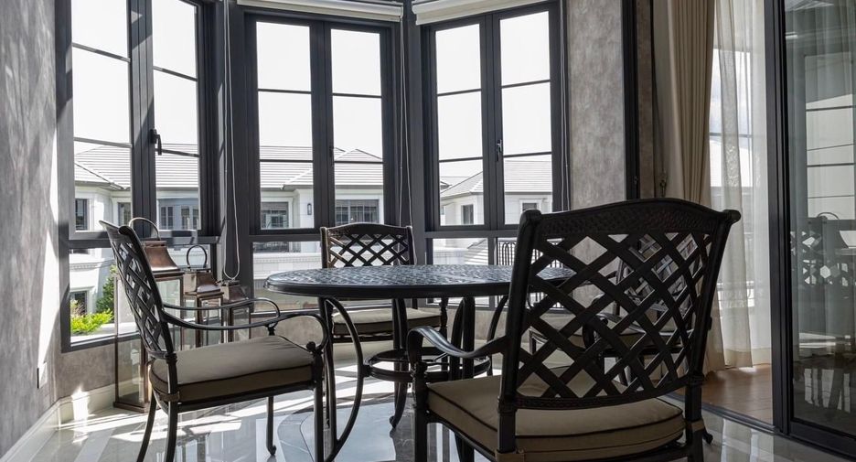 For rent 4 bedrooms townhouse in Bang Kapi, Bangkok