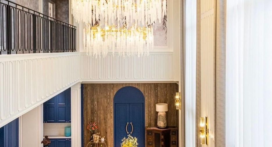 For rent 4 bedrooms townhouse in Bang Kapi, Bangkok