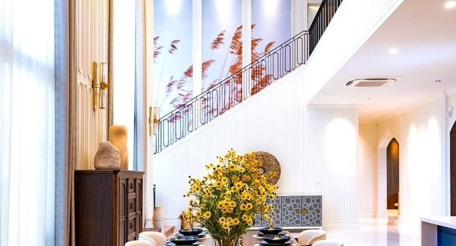 For rent 4 bedrooms townhouse in Bang Kapi, Bangkok