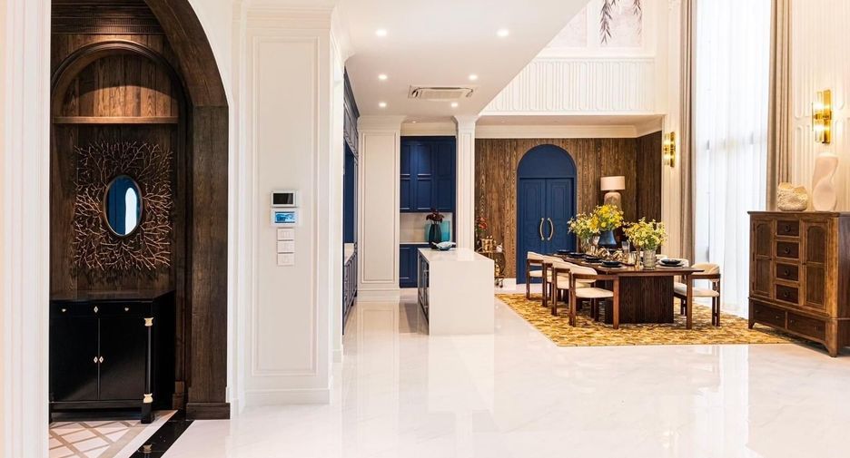 For rent 4 bedrooms townhouse in Bang Kapi, Bangkok