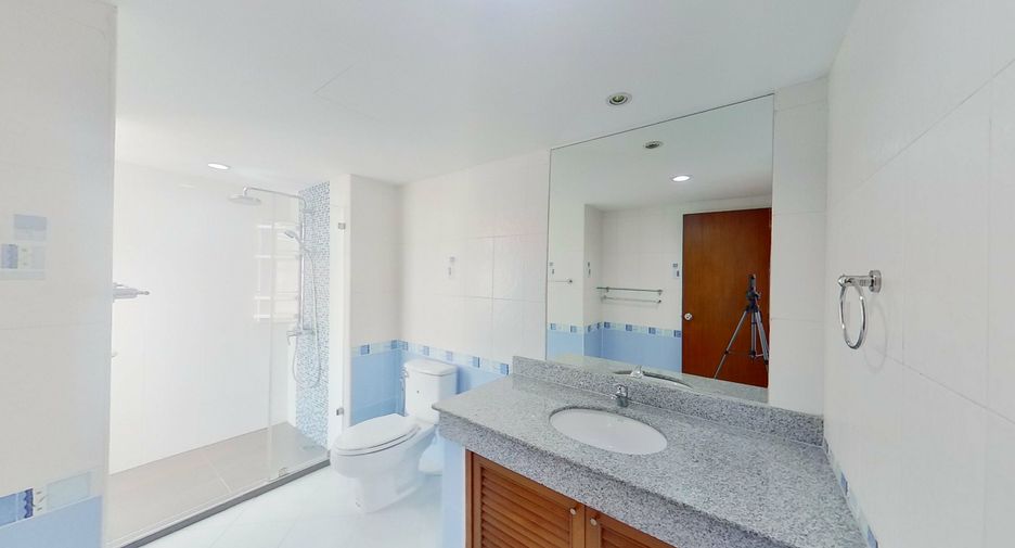 Condo en alquiler de 3 habitaciones en Khlong Toei, Bangkok
