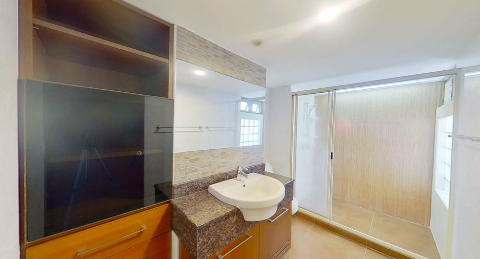 Condo en alquiler de 3 habitaciones en Khlong Toei, Bangkok