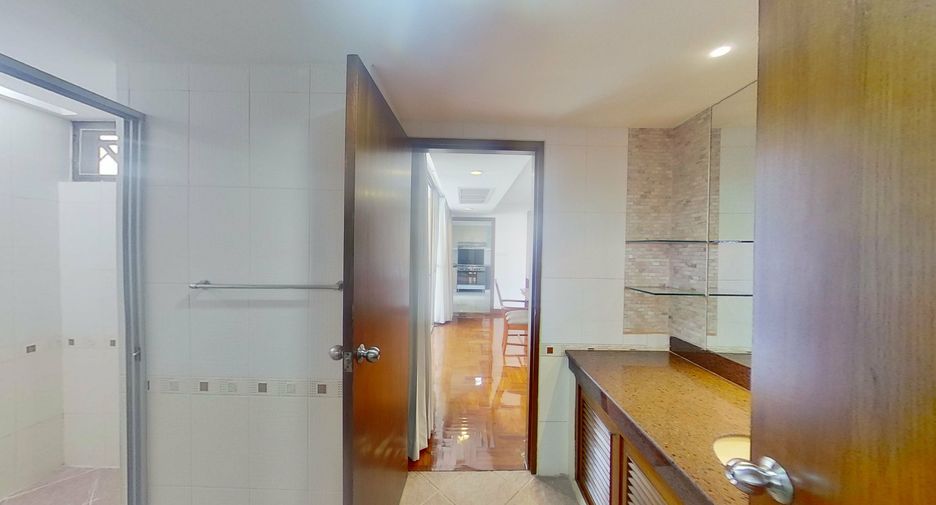 Condo en alquiler de 3 habitaciones en Khlong Toei, Bangkok