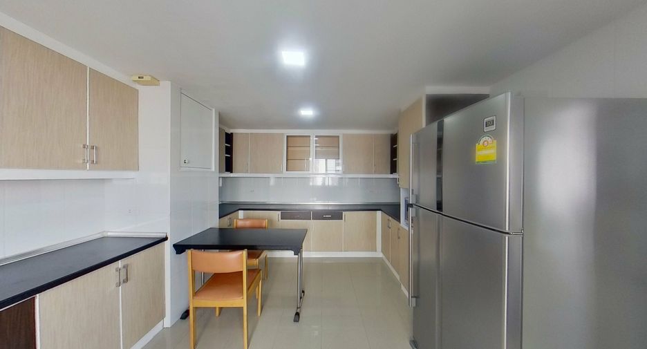 Condo en alquiler de 3 habitaciones en Khlong Toei, Bangkok