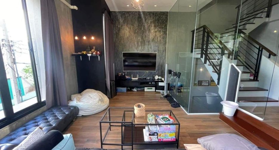 For sale 3 bedrooms townhouse in Mueang Samut Prakan, Samut Prakan