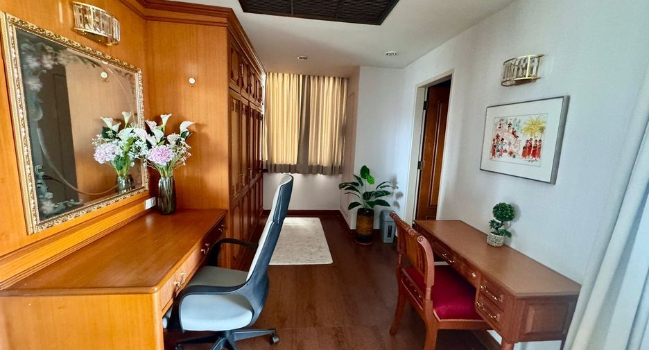 For rent 2 bedrooms condo in Khlong Toei, Bangkok