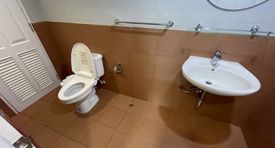 For rent 3 bedrooms apartment in Watthana, Bangkok