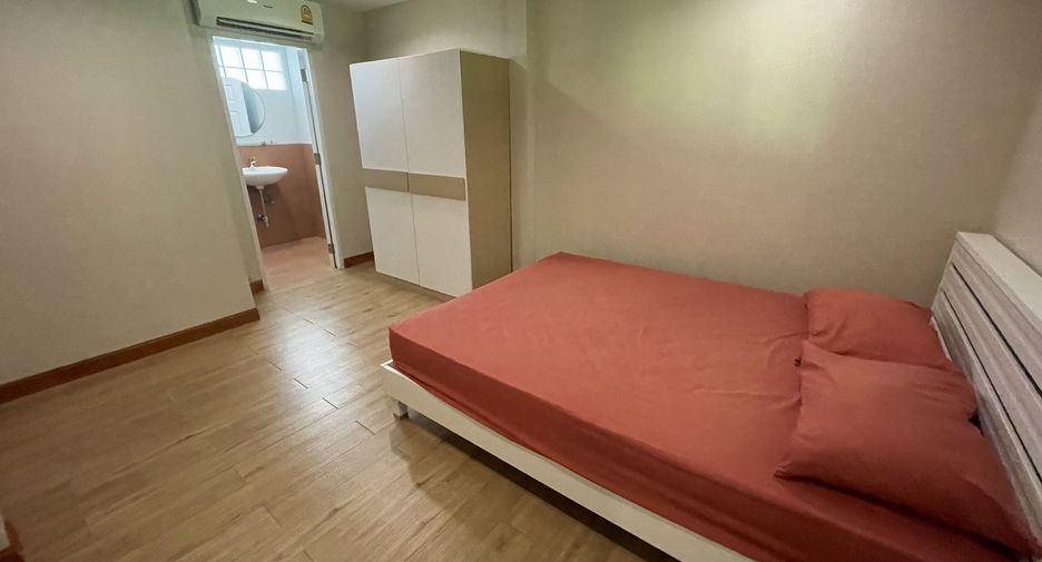 For rent 3 bedrooms apartment in Watthana, Bangkok