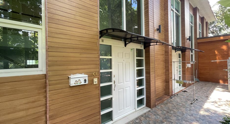 For rent 3 bedrooms apartment in Watthana, Bangkok